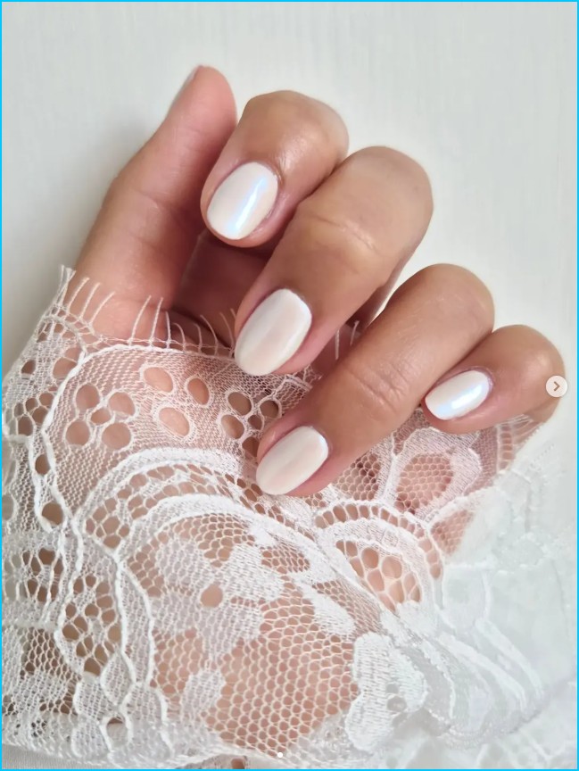 Ongles nude avec nail art rose fin